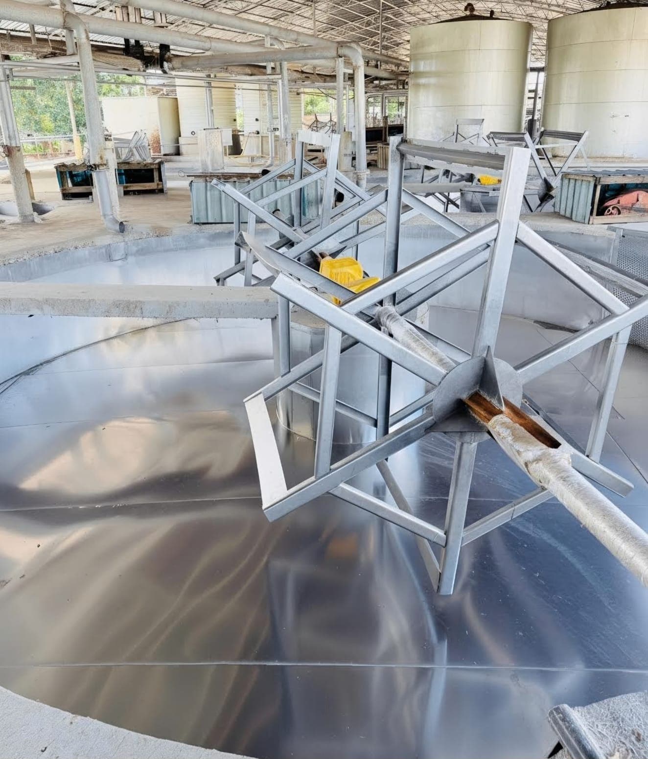 Stainless steel agitator over a circular extraction tank at Tianran Biotech